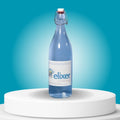 Een glazen fles Blue Earth Elixer met puur water, gepresenteerd op een rustieke ondergrond, die de natuurlijke zuiverheid en verkwikkende kracht van het product weerspiegelt.
