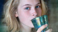 De Vita Blue 32 watervitalisator geïnstalleerd onder de gootsteen, met een waterstroom die via het systeem wordt gezuiverd en geoptimaliseerd.