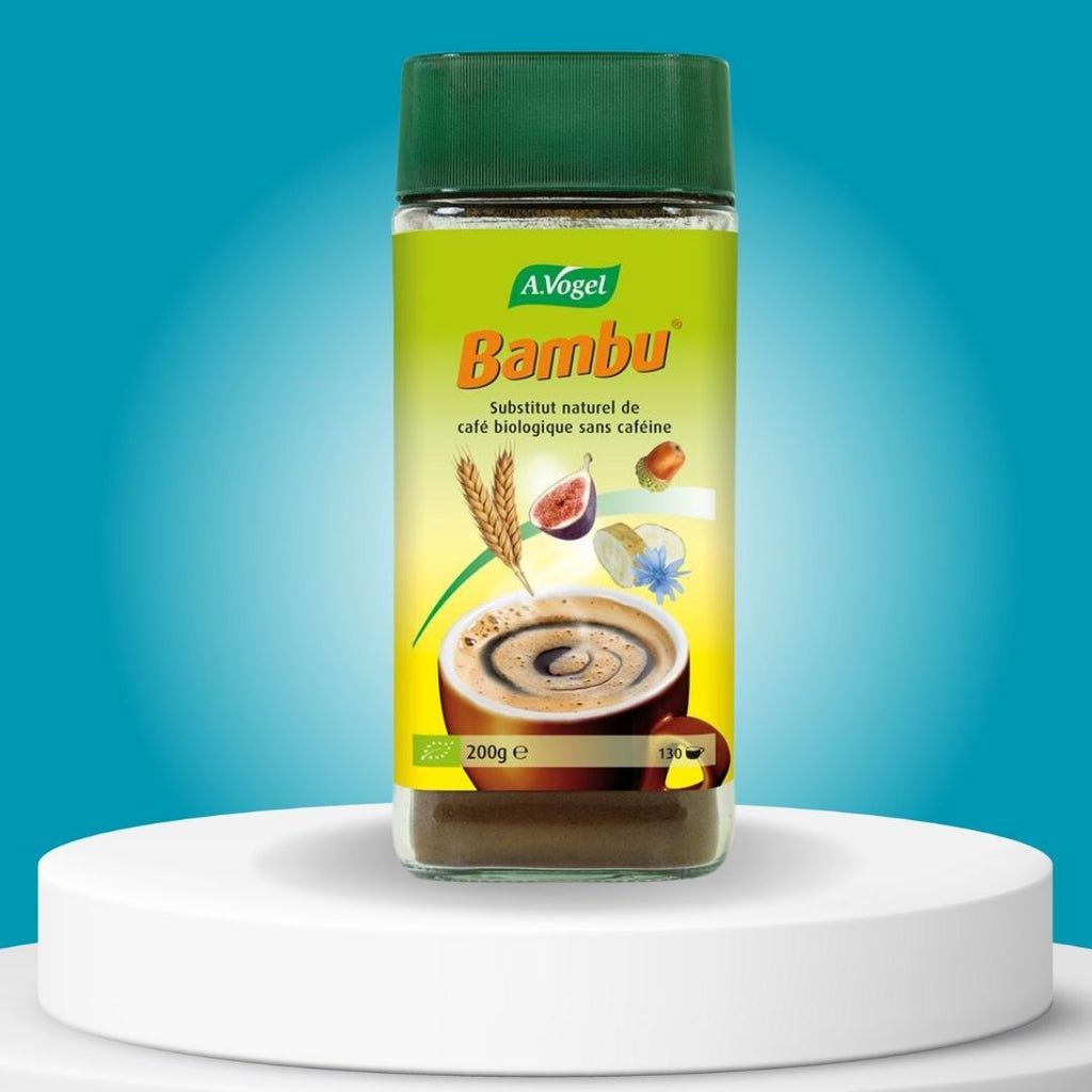 A.Vogel Bambu® koffievervanger in een kopje heet water, gemaakt van biologische ingrediënten zoals cichorei, tarwe, vijgen, gerst en eikels, zonder cafeïne.