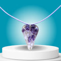 Amethist ketting met een diep paarse edelsteen, een symbool van wijsheid, sereniteit en bescherming. Deze ketting brengt helderheid en bevordert innerlijke rust, een stijlvol accessoire met betekenisvolle energie.
