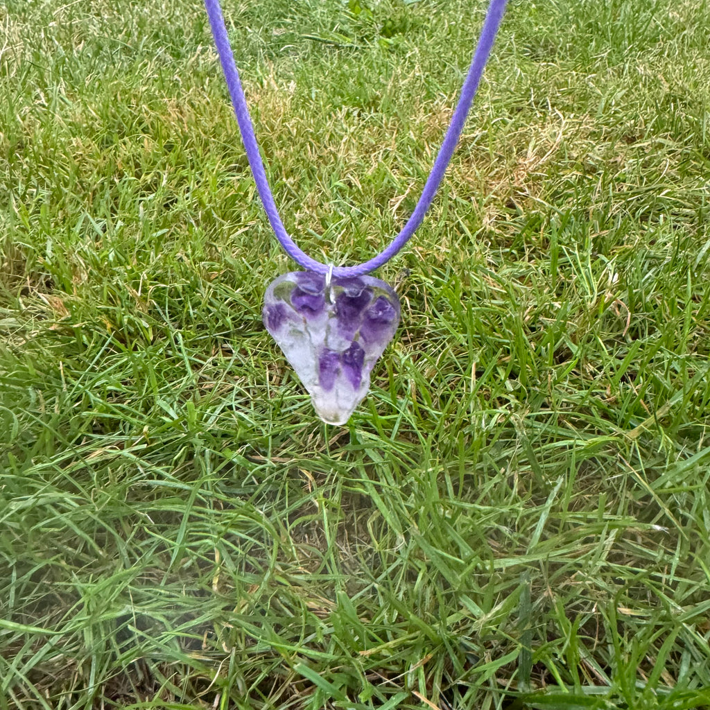 Amethist ketting met een diep paarse edelsteen, een symbool van wijsheid, sereniteit en bescherming. Deze ketting brengt helderheid en bevordert innerlijke rust, een stijlvol accessoire met betekenisvolle energie.