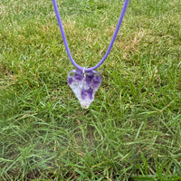 Amethist ketting met een diep paarse edelsteen, een symbool van wijsheid, sereniteit en bescherming. Deze ketting brengt helderheid en bevordert innerlijke rust, een stijlvol accessoire met betekenisvolle energie.