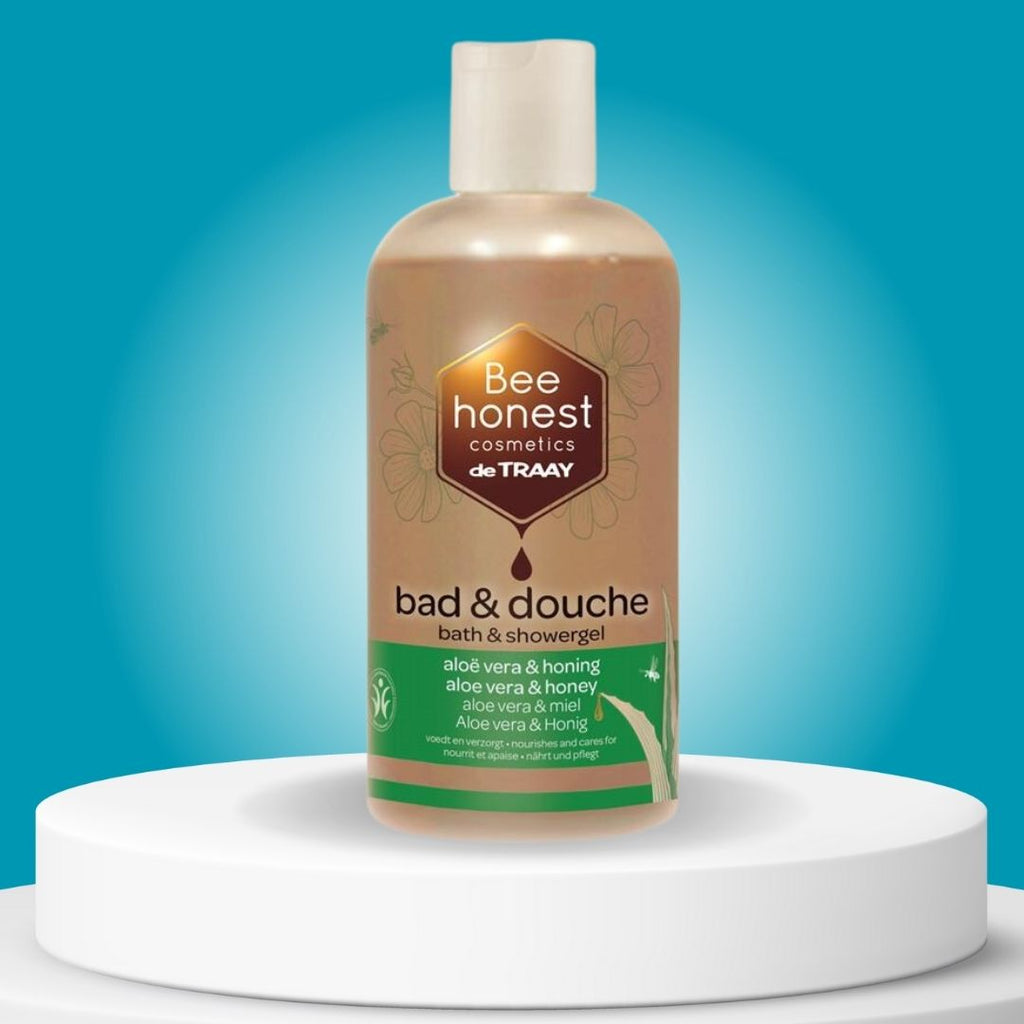 Een fles BEE HONEST Bad & Douche Gel met aloë vera en honing, ontworpen voor milde reiniging en voedende verzorging met natuurlijke en biologische ingrediënten.