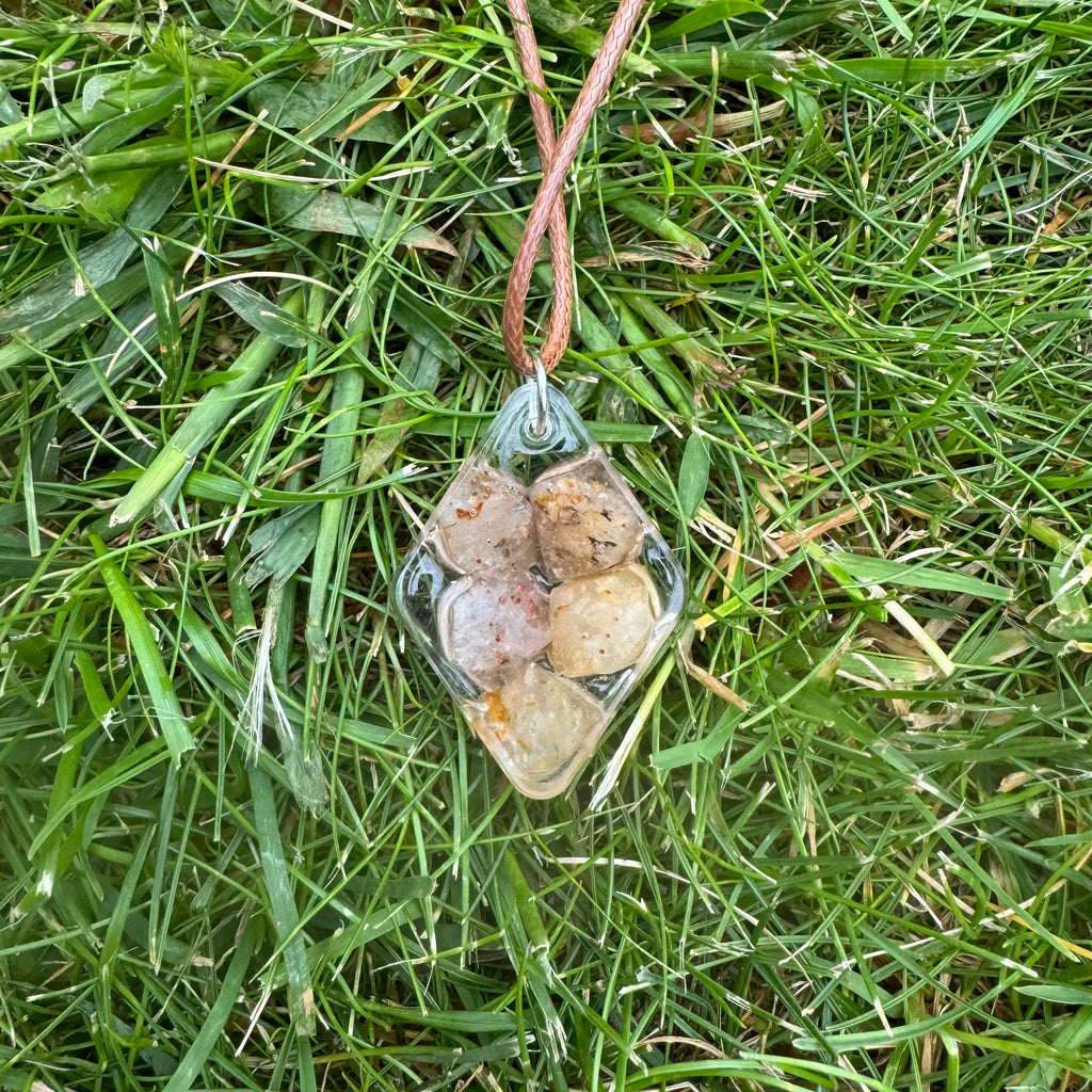 Beta Kwarts & Koper ketting, een elegante combinatie van kristallijn Beta Kwarts en warme koperaccenten, symbool van balans, kracht en focus.