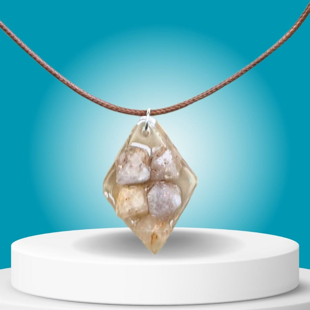 Beta Kwarts & Koper ketting, een elegante combinatie van kristallijn Beta Kwarts en warme koperaccenten, symbool van balans, kracht en focus.