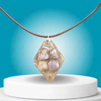 Beta Kwarts & Koper ketting, een elegante combinatie van kristallijn Beta Kwarts en warme koperaccenten, symbool van balans, kracht en focus.