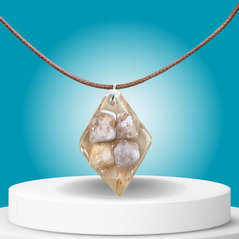 Beta Kwarts & Koper ketting, een elegante combinatie van kristallijn Beta Kwarts en warme koperaccenten, symbool van balans, kracht en focus.