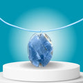 Een handgemaakte Blauwe Calciet ketting met kalmerende blauwe tinten, gedragen door een model. De steen symboliseert innerlijke rust en bevordert open communicatie.