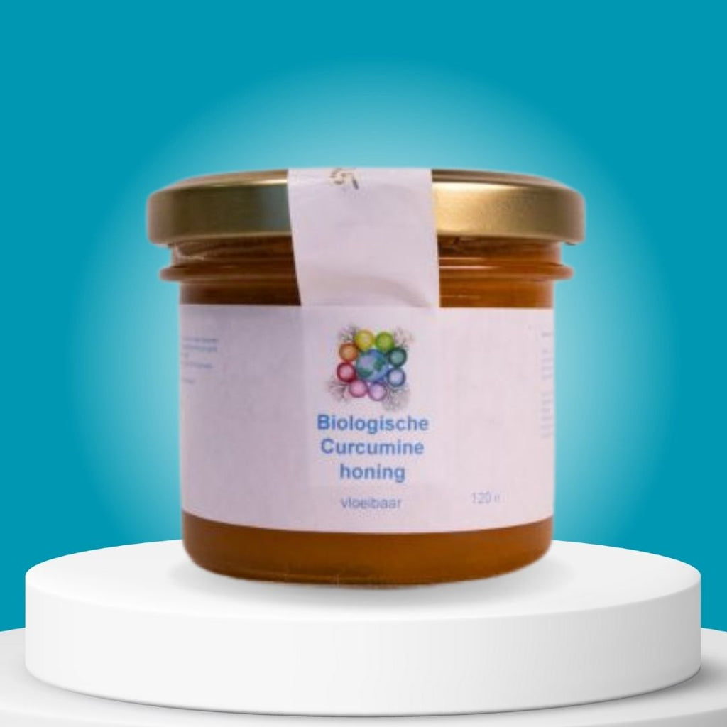 Blue Earth Curcumine Honing op een houten lepel, met een focus op de mooie kleur en textuur van de biologische honing, die goed samengaat met de kracht van curcumine!