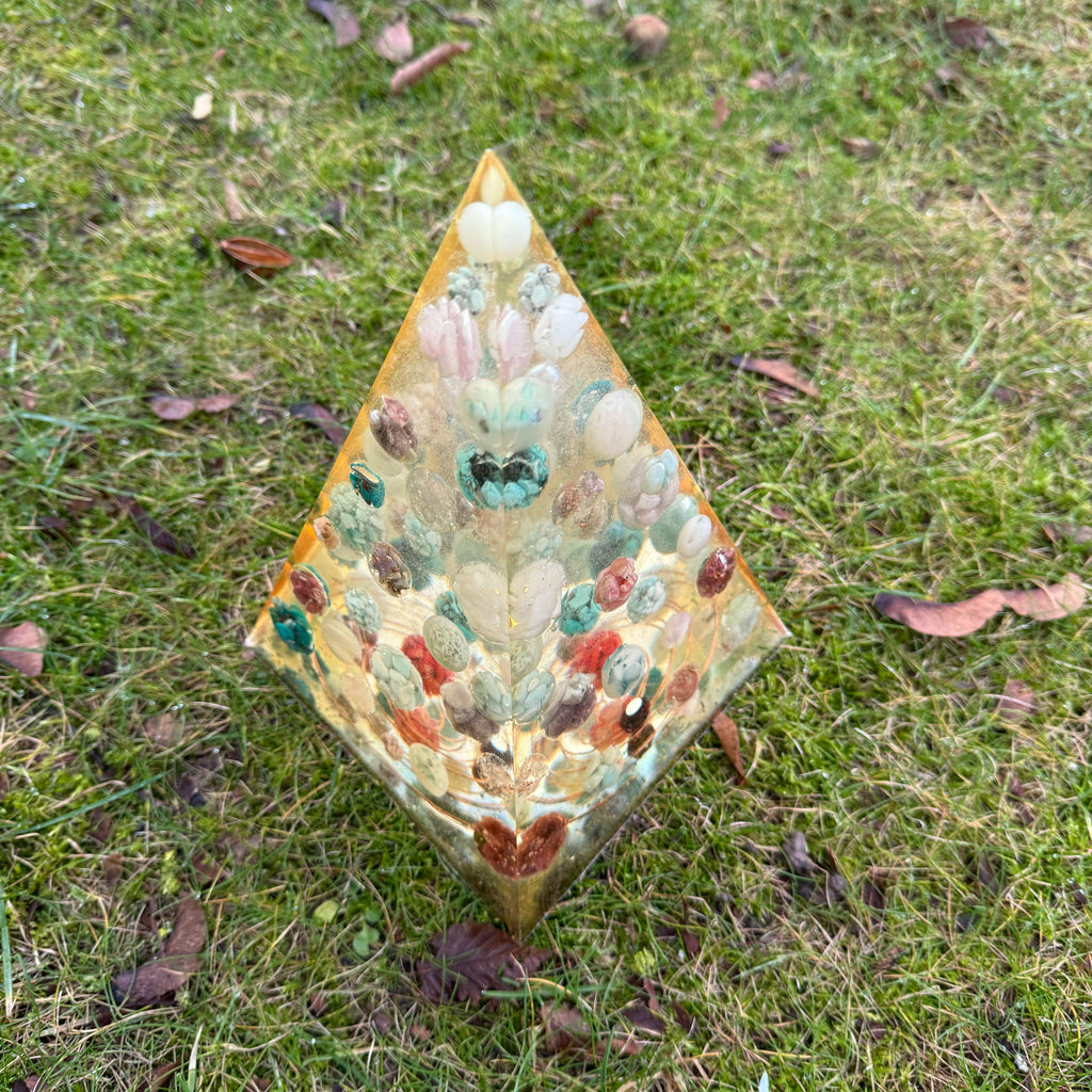 Gigant Piramide met Bollen Vergeeld door de Zon: Witte Jade, Maansteen, Bergkristal en Meer