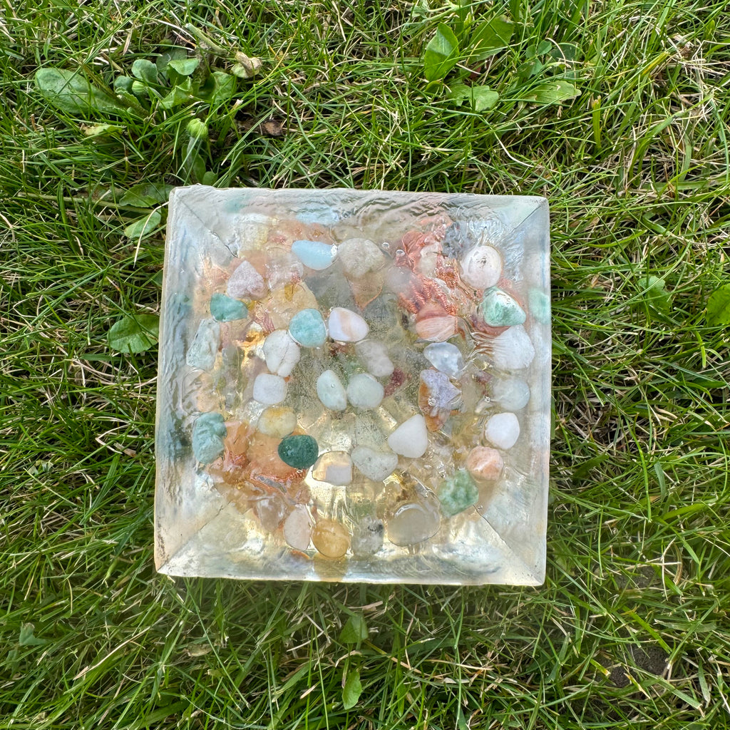 Heart Energy Pyramid – Rock Crystal, Rose Quartz, Green Aventurine & Copper for Emotional Healing, Love & Balance – Handmade