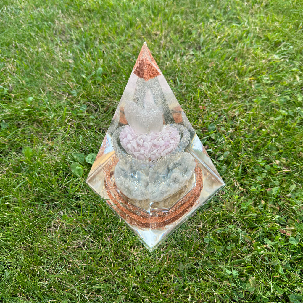 Engelenhart Piramide – Seleniet, Kunziet, Celestien, Hiddeniet & Koper voor Spirituele Bescherming, Liefde & Harmonie – Handgemaakt