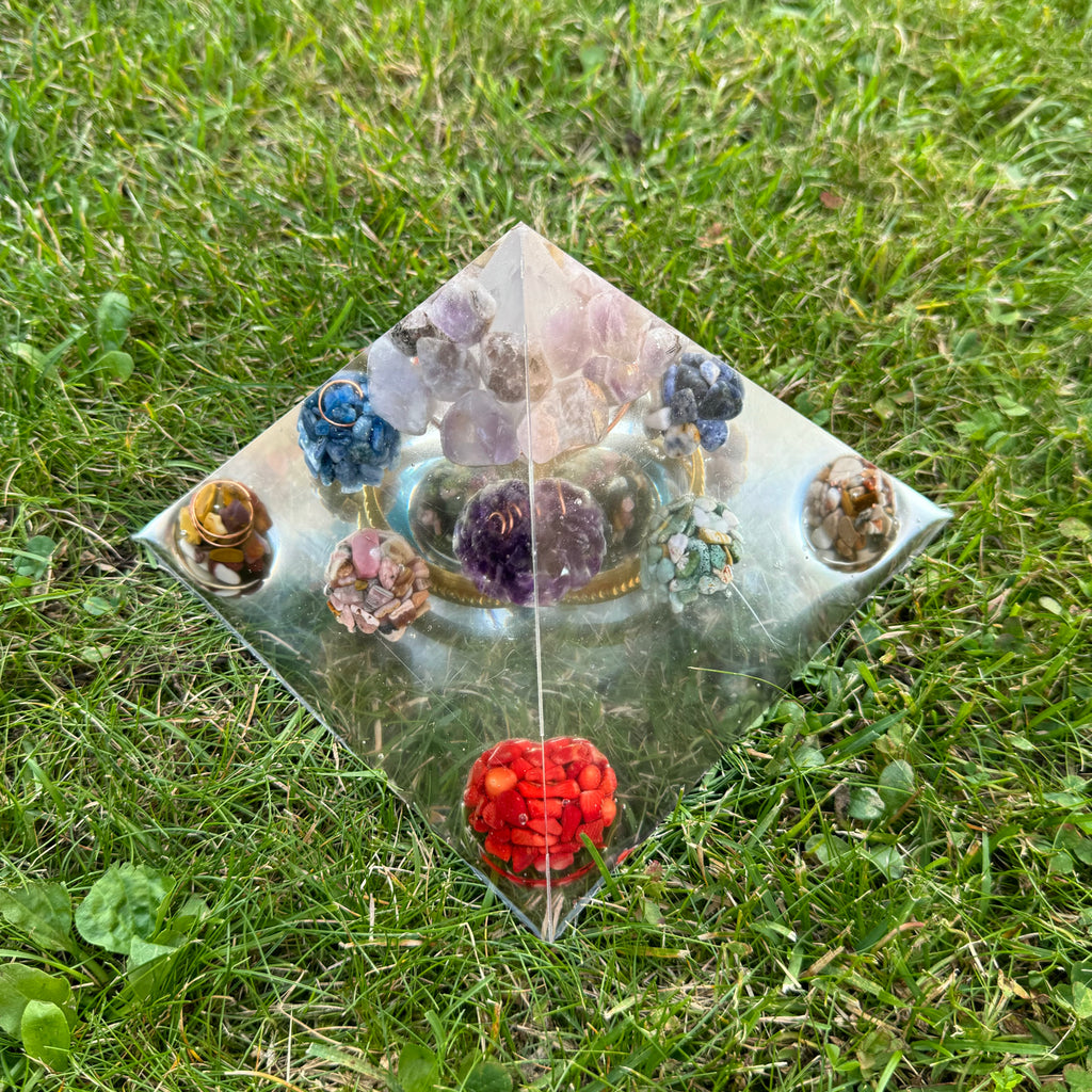 Chakras Piramide – Mookaiet, Rhodoniet, Seleniet, Amethist, Kyaniet, Carneool, Sodaliet, Apatiet, Unakiet, Jaspis, Toermalijn & Koper voor Chakra Balans, Energie & Bescherming – Handgemaakt