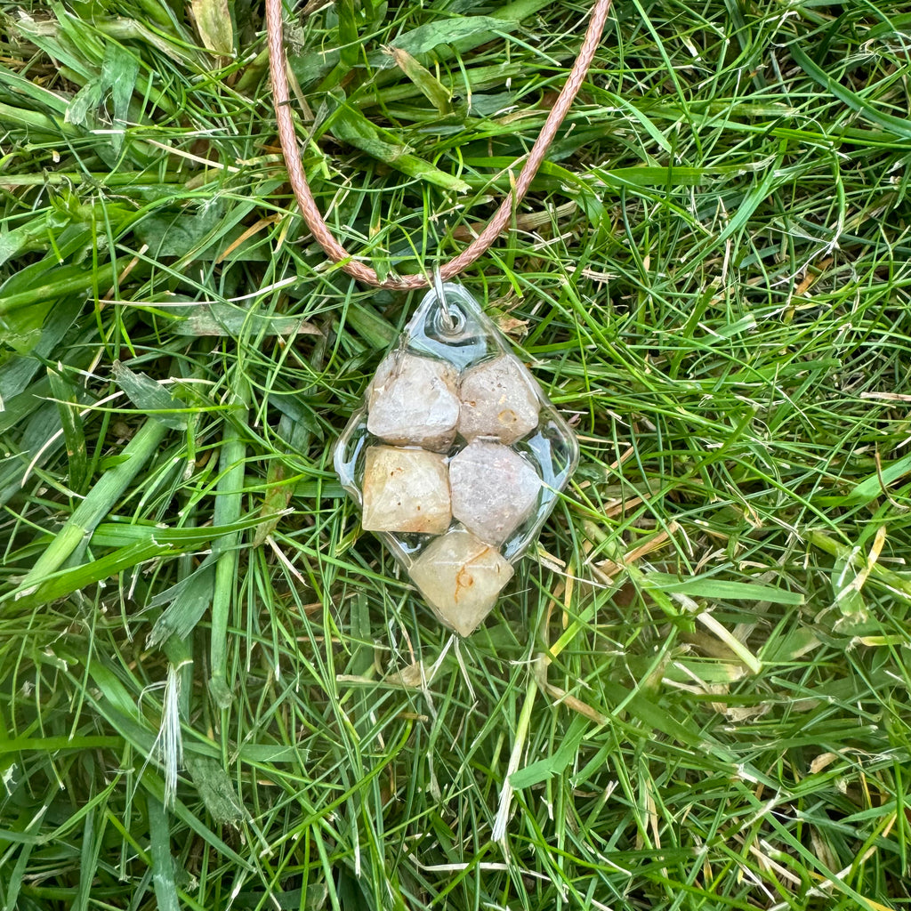 Beta Kwarts & Koper ketting, een elegante combinatie van kristallijn Beta Kwarts en warme koperaccenten, symbool van balans, kracht en focus.