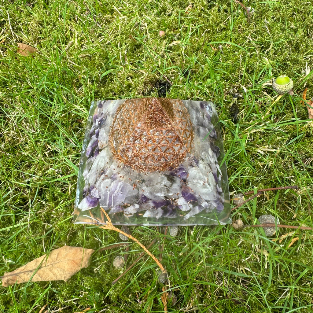 Spirituele Decoratie met Levensbloem: De koperen Levensbloem met Amethist als decoratief stuk voor meditatie of ontspanning.
