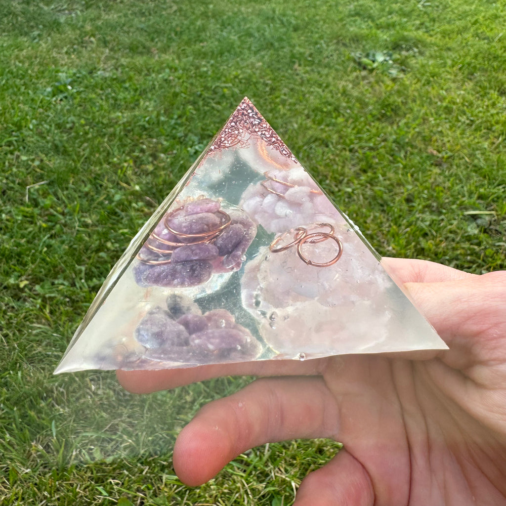 Bergkristal en Rozenkwarts: De helderheid van Bergkristal versterkt de liefdevolle energie van Rozenkwarts in een symbolische setting.

