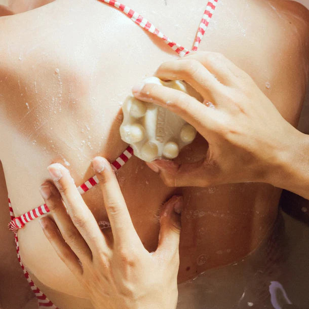 De WONDR Energizing Ginger Scrub Bar is een milde scrub, ideaal voor gevoelige tot normale huidtypen, en zorgt voor een energieke, verfrissende ervaring.

