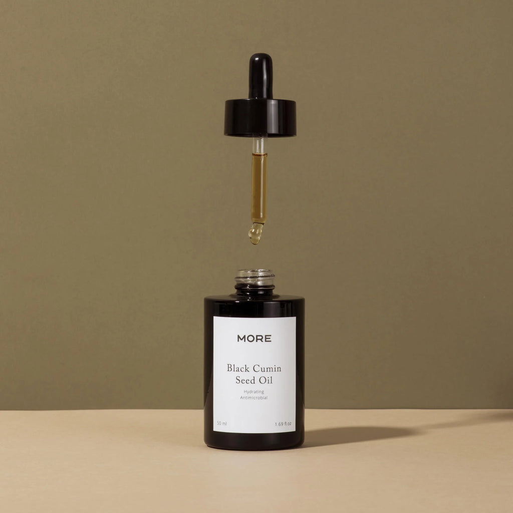 Hoogwaardige koudgeperste Zwarte Zaad Olie in een glazen fles, rijk aan essentiële vetzuren, vitaminen en antioxidanten, geschikt voor natuurlijke verzorging van huid, haar en immuunsysteem.

