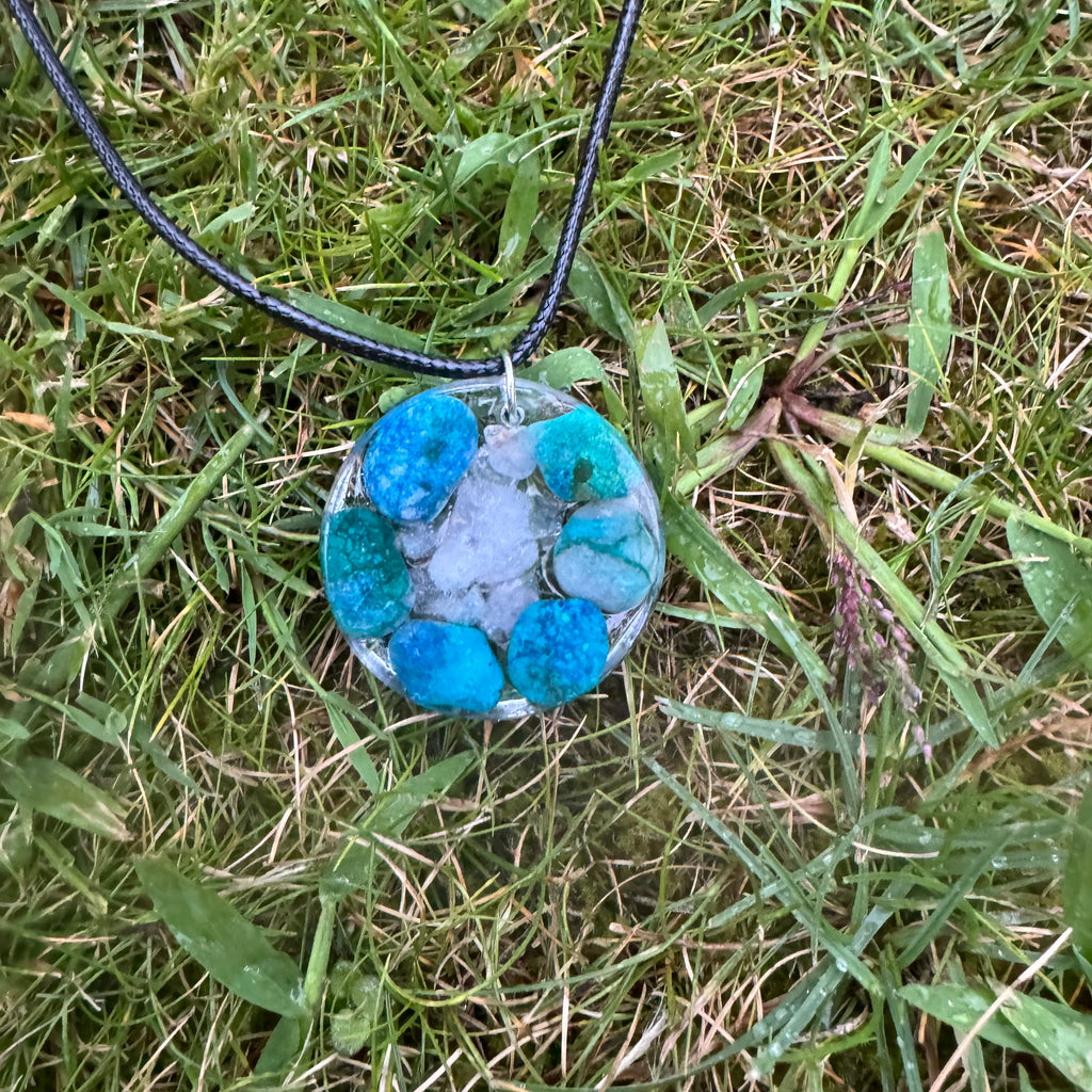 Roze Morganiet Steen: Detail van de morganiet edelstenen die de ketting sieren, symboliserend voor liefde en emotioneel evenwicht.
