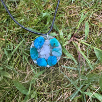 Roze Morganiet Steen: Detail van de morganiet edelstenen die de ketting sieren, symboliserend voor liefde en emotioneel evenwicht.
