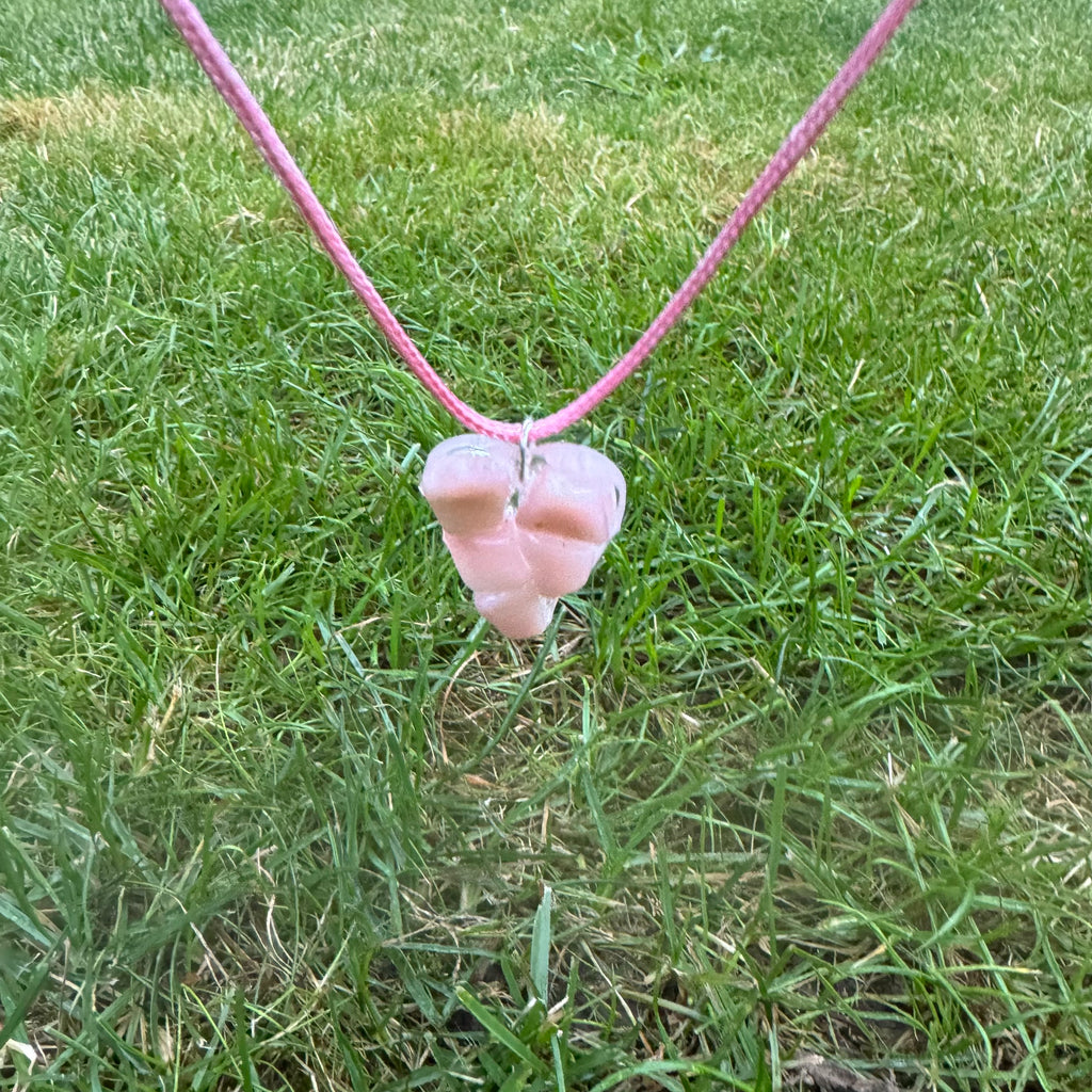 Roze Opaal Edelstenen in de Ketting: Detail van de Roze Opaal edelstenen, symboliseren liefde, mededogen en zelfliefde voor persoonlijke groei.
