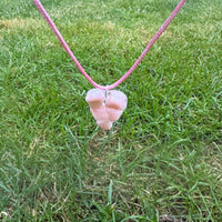 Roze Opaal Edelstenen in de Ketting: Detail van de Roze Opaal edelstenen, symboliseren liefde, mededogen en zelfliefde voor persoonlijke groei.
