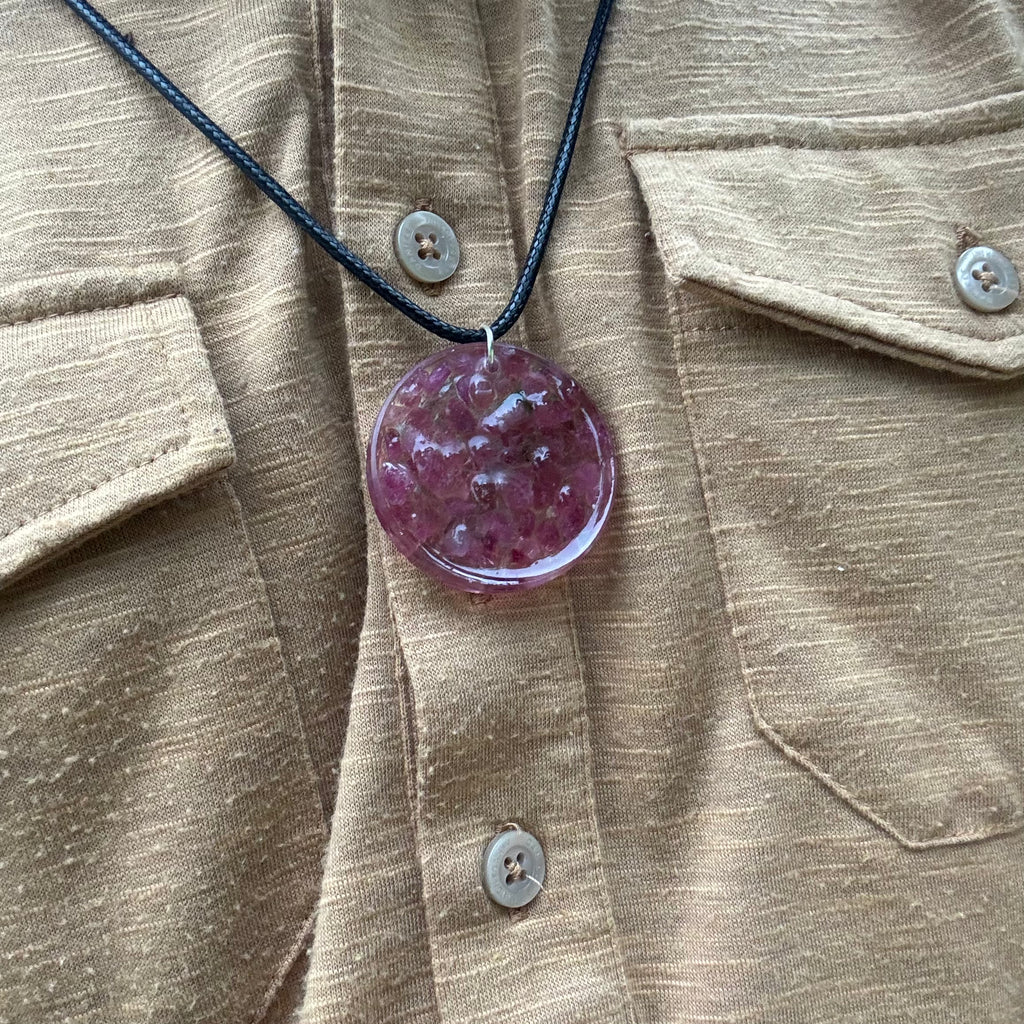 Roze Toermalijn Edelstenen in de Ketting: Detail van de Roze Toermalijn edelstenen, symboliseren liefde, mededogen en innerlijke vrede voor emotionele balans.
