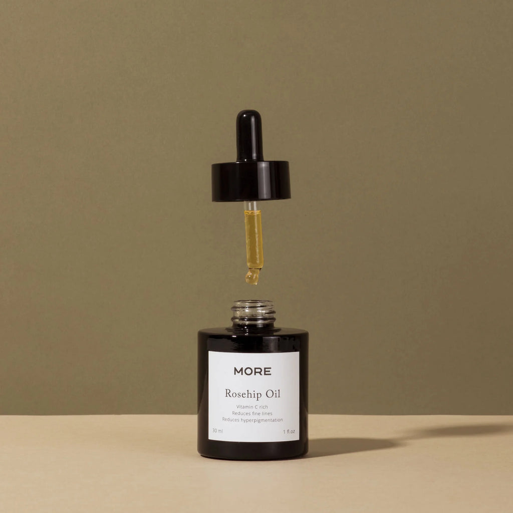 Premium Rozenbottelolie in een donkere glazen verpakking om de kwaliteit te beschermen. Bevat antioxidanten die de huid verjongen en de talgproductie reguleren voor een stralende huid.

