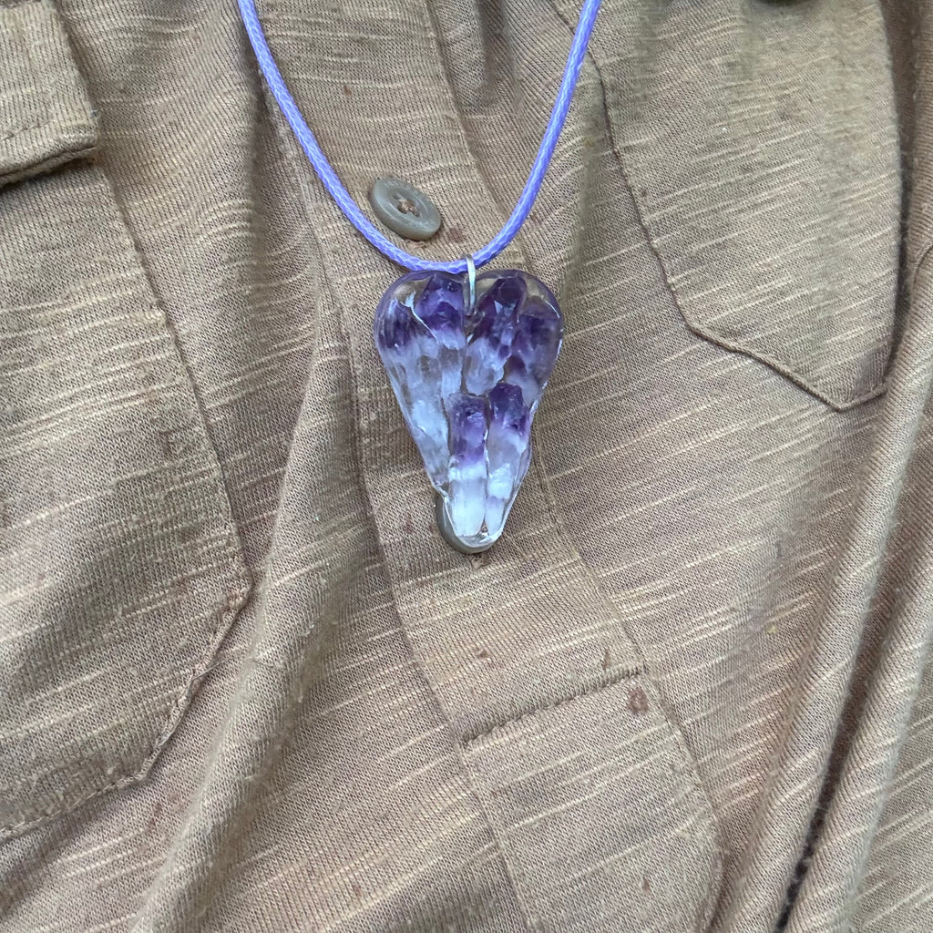 Amethist ketting met een diep paarse edelsteen, een symbool van wijsheid, sereniteit en bescherming. Deze ketting brengt helderheid en bevordert innerlijke rust, een stijlvol accessoire met betekenisvolle energie.