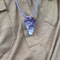 Amethist ketting met een diep paarse edelsteen, een symbool van wijsheid, sereniteit en bescherming. Deze ketting brengt helderheid en bevordert innerlijke rust, een stijlvol accessoire met betekenisvolle energie.