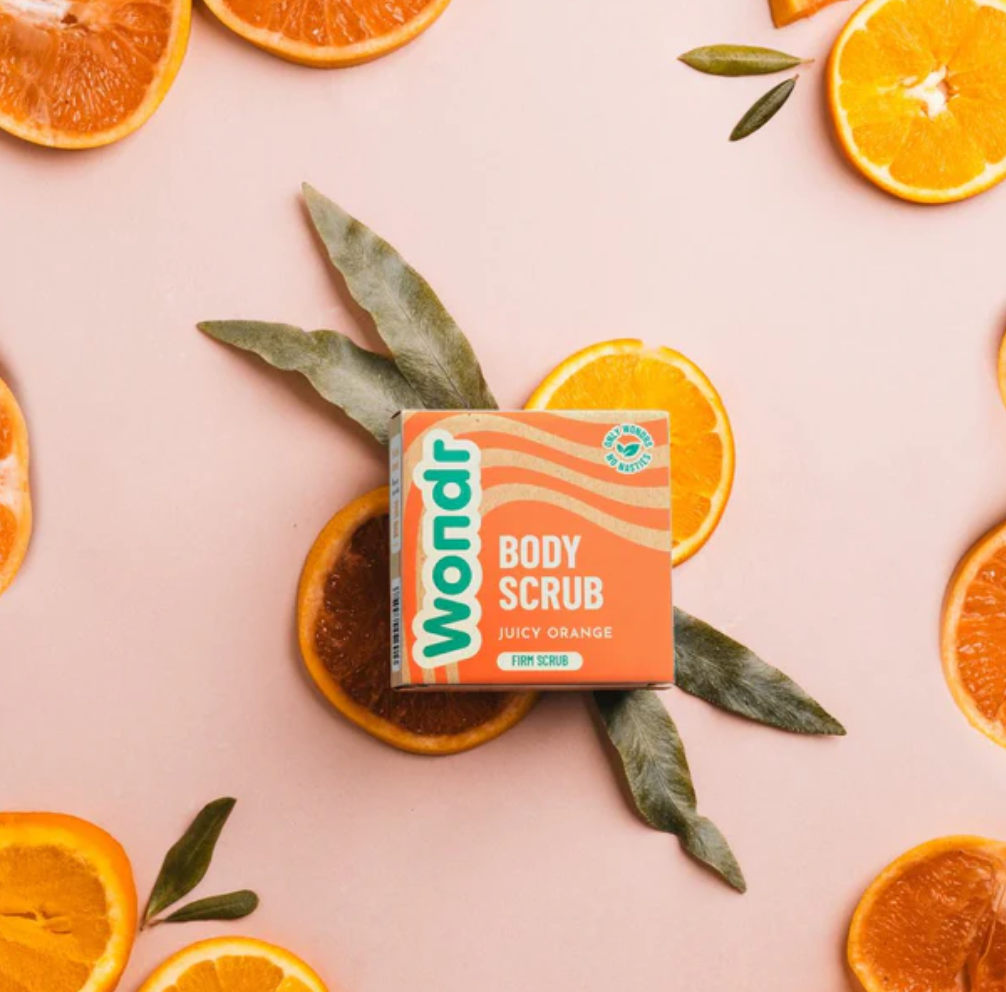 De WONDR Juicy Orange Scrub Bar exfolieert met bamboevezels en hydrateert de huid dankzij sheaboter en aloë vera.

