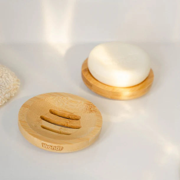 Kies een ronde of vierkante bamboe shampoo bar houder voor een eco-vriendelijke en praktische badkameraccessoire.

