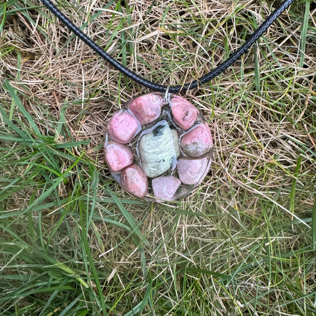 Symbolische Betekenis van Rodoniet en Serpentijn: Handgemaakte ketting met Rodoniet en Serpentijn, een sieraad dat harmonie en persoonlijke groei bevordert.
