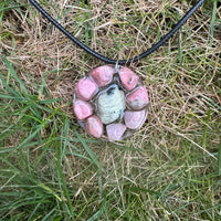 Symbolische Betekenis van Rodoniet en Serpentijn: Handgemaakte ketting met Rodoniet en Serpentijn, een sieraad dat harmonie en persoonlijke groei bevordert.
