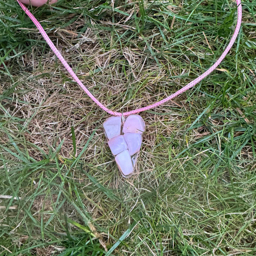 Symboliek van Roze Opaal: Handgemaakte ketting met Roze Opaal, een sieraad dat emotionele genezing en innerlijke vrede bevordert.
