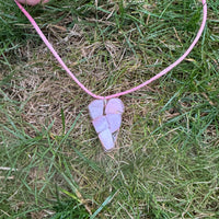 Symboliek van Roze Opaal: Handgemaakte ketting met Roze Opaal, een sieraad dat emotionele genezing en innerlijke vrede bevordert.
