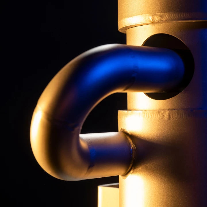 Vita Blue 32 watervitalisator op een tafel, met de nadruk op de technologie en het ontwerp, die helpt water te revitaliseren met levensenergie.

