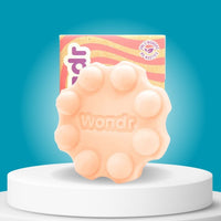 De WONDR Apricot Dreams Shower Bar hydrateert de droge en gevoelige huid intensief, met natuurlijke oliën en shea butter.

