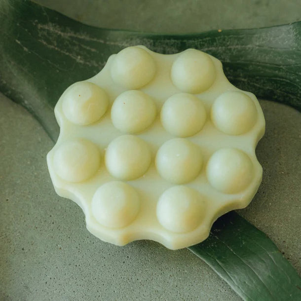 Geniet van de verfrissende geur en de hydratatie van WONDR Fresh Larch Shower Bar, ideaal voor alle huidtypes.

