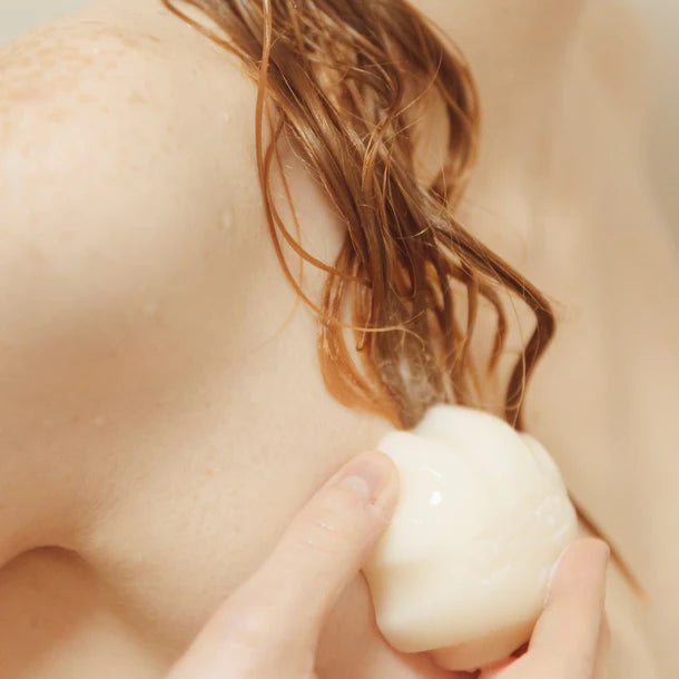 WONDR Lavender Haze Conditioner Bar zorgt voor zijdezacht en gezond haar, geschikt voor alle haartypes dankzij de rijke natuurlijke boters.

