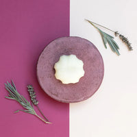 De Lavender Haze Conditioner Bar verzorgt droog haar intensief, hydrateert en maakt het zijdezacht, ideaal na de Purple Healing Shampoo Bar.

