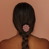 De WONDR Lavender Haze Shampoo Bar bevat jojoba-olie en shea butter voor intense voeding en glans, ideaal voor droog haar.

