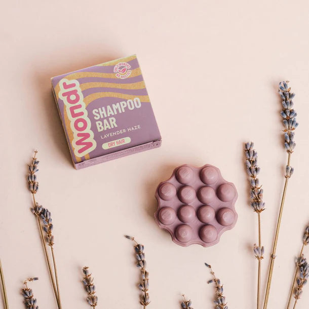 Deze shampoo bar hydrateert droog haar en geeft zelfs krullen een natuurlijke glans, met echte lavendelolie en shea butter.

