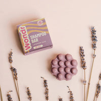 Deze shampoo bar hydrateert droog haar en geeft zelfs krullen een natuurlijke glans, met echte lavendelolie en shea butter.

