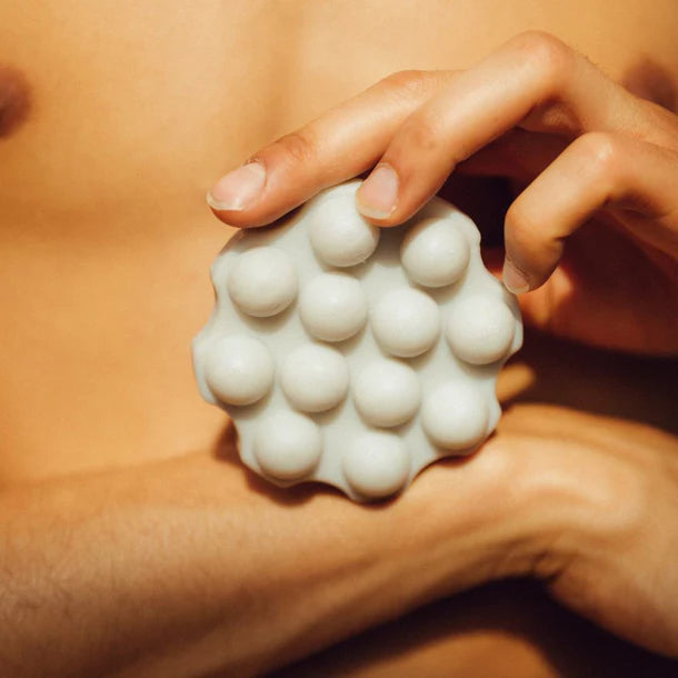 Geniet van een volumineuze coupe met de Ocean Breeze Shampoo Bar van WONDR, verrijkt met natuurlijk zeezout en verzorgende kokosolie.

