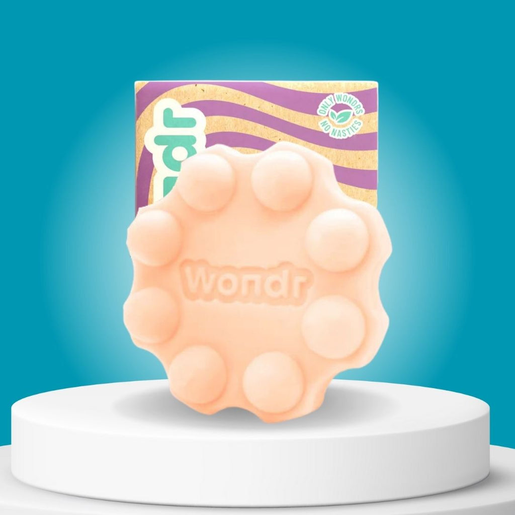 WONDR Relaxing Patchouli Shower Bar met ronde toppen voor een heerlijke massage en hydratatie voor een droge, gevoelige huid.

