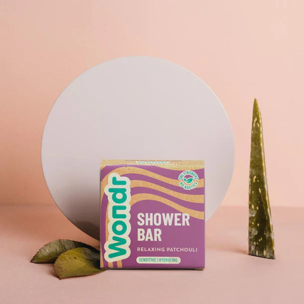 Ervaar luxe met de WONDR Relaxing Patchouli Shower Bar, die je huid hydrateert en een gezonde glow geeft dankzij Arganolie en Shea Butter.

