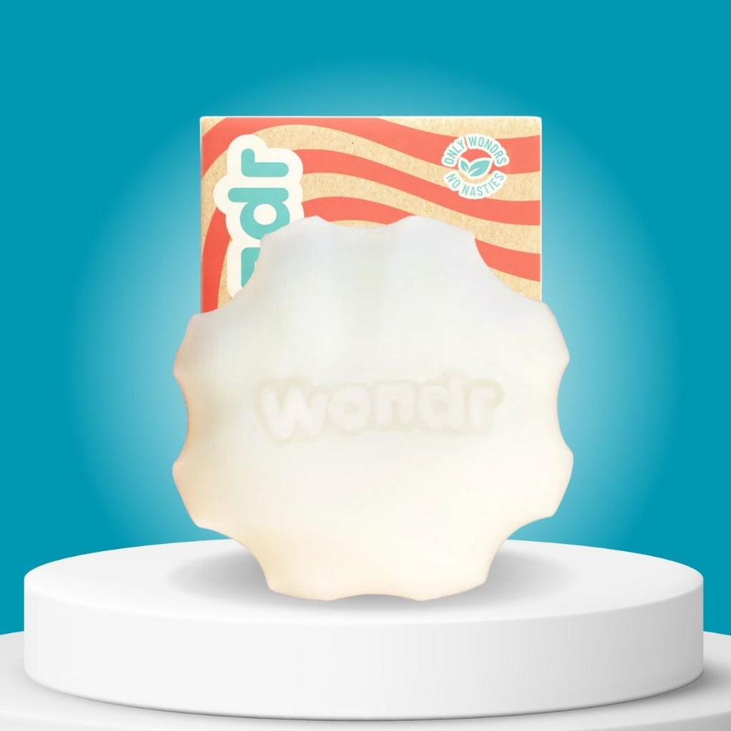 De WONDR Sweet Melon Conditioner Bar hydrateert en voedt je haar met 30% natuurlijke boters, ideaal voor zijdezacht en gezond haar.

