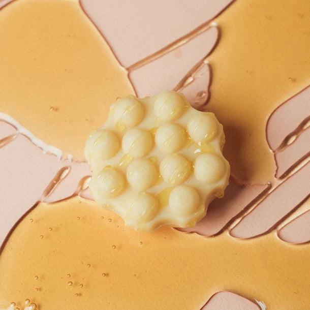 De Vegan Honey Shampoo Bar is speciaal ontwikkeld voor dof en futloos haar, met krachtige voedende ingrediënten zoals baobabolie en panthenol.

