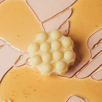 De Vegan Honey Shampoo Bar is speciaal ontwikkeld voor dof en futloos haar, met krachtige voedende ingrediënten zoals baobabolie en panthenol.

